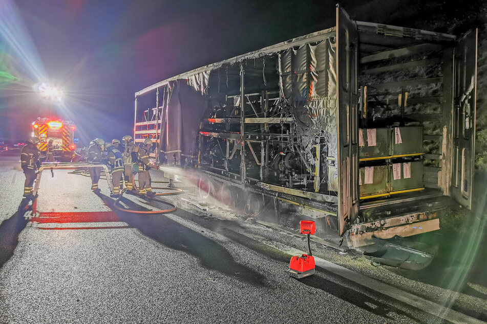 Anhänger brennt plötzlich lichterloh: Fahrer rettet Laster durch Entkoppeln!