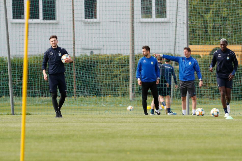 Gruppentraining beim CFC: Matti Langer (v.l.), Physiotherapeut Florian Braband, Coach Patrick Glöckner und Tarsis Bonga.