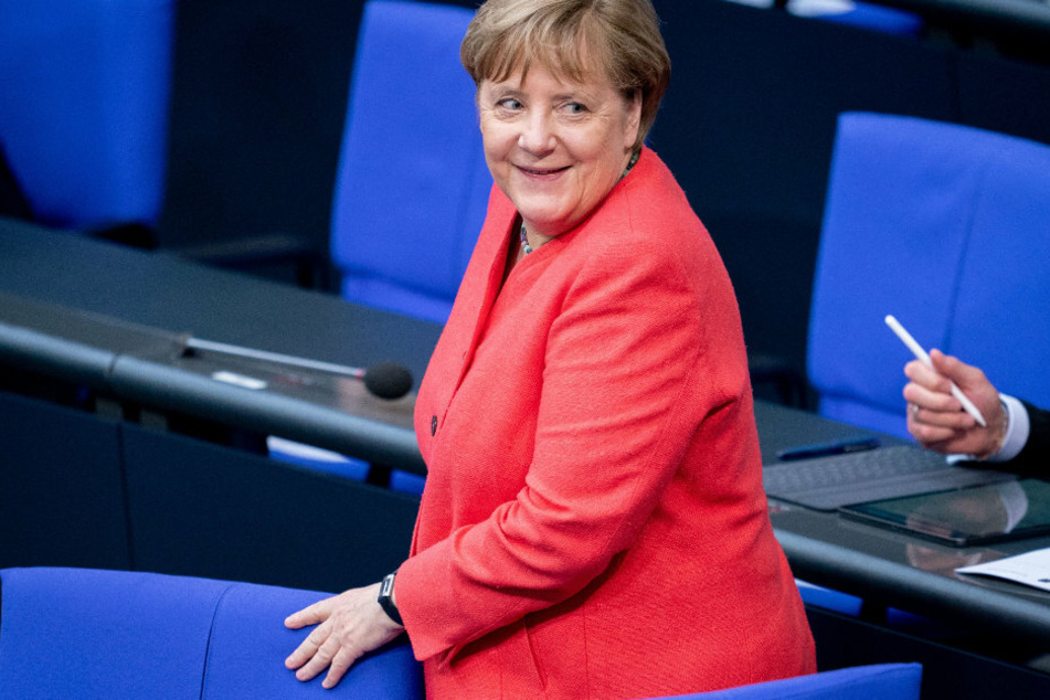 Bundeskanzlerin Angela Merkel (65, CDU) verlässt nach der Regierungsbefragung während der Plenarsitzung den Deutschen Bundestag.