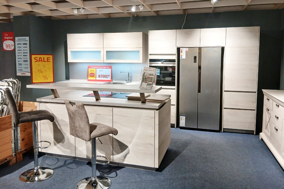 ROLLER gibt hunderte Möbel wegen Schließung günstig ab