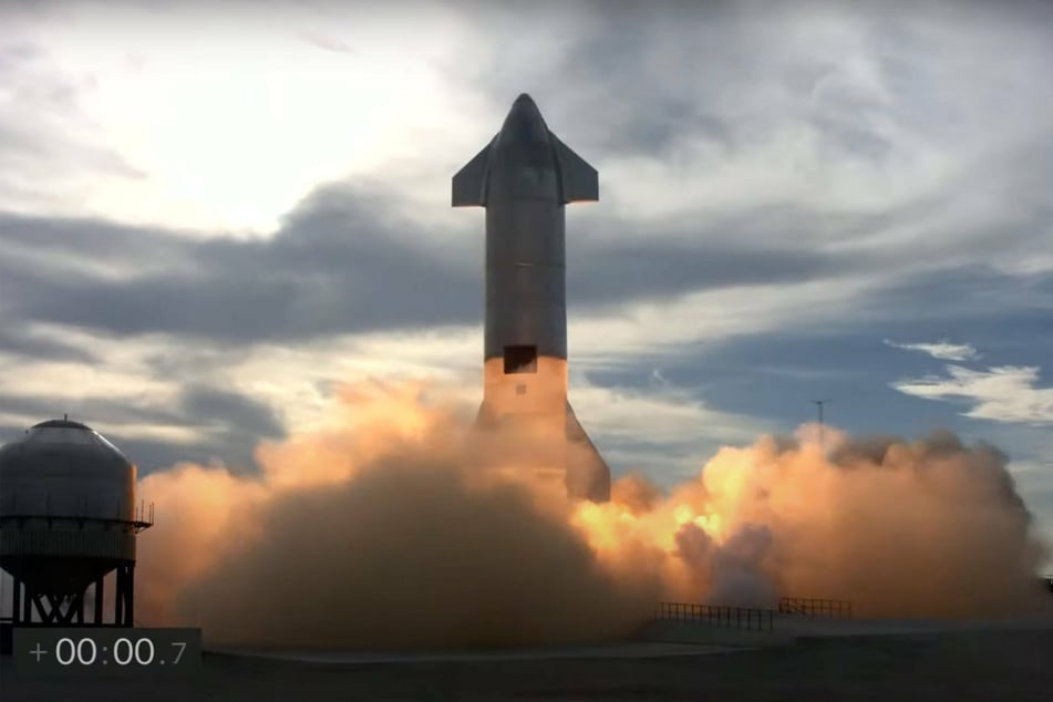 SpaceX completed the first upright landing of the company s deep-space Starship rocket, SN-10.