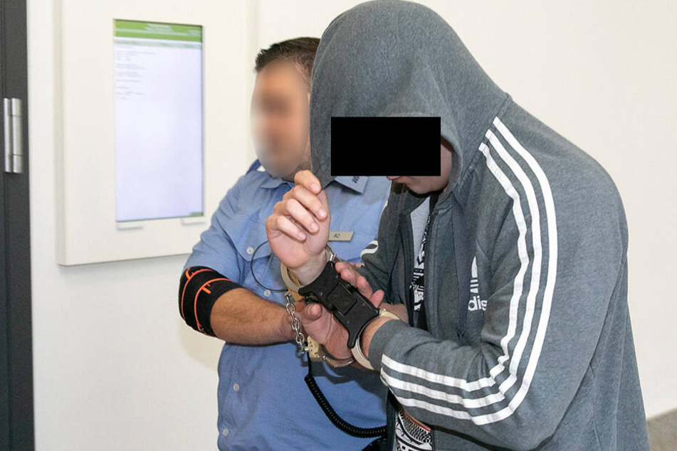 Steve F. (22) muss nun eine Gefängnisstrafe verbüßen. Er hatte mit seiner Schreckschusspistole auf die Verkäuferin der Tankstelle gezielt.