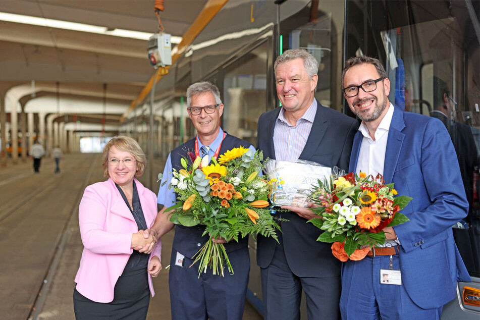 Auch die oberste Geschäftsebene ist stolz auf ihren preisgekrönten Fahrer. (v.l.n.r.: Katrin Lukas, Geschäftsführerin Personal und Fahrservice, Thomas Langkopf, Ronald Juhrs, Geschäftsführer Technik und Betrieb, Tino Beinop, Leiter Fahrservice)