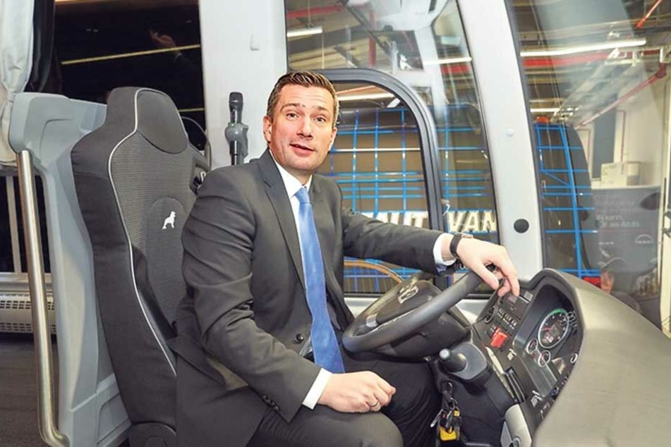 Wirtschaftsminister Martin Dulig am Lenker des Jogi-Busses – er freut sich wie ein kleiner Junge.