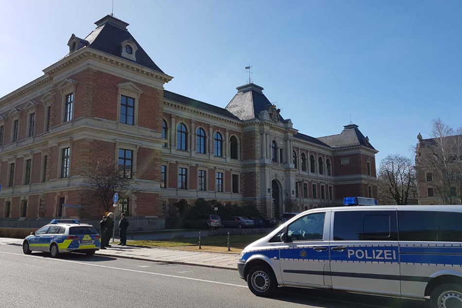Im Amtsgericht Zwickau ist eine Bombendrohung eingegangen.