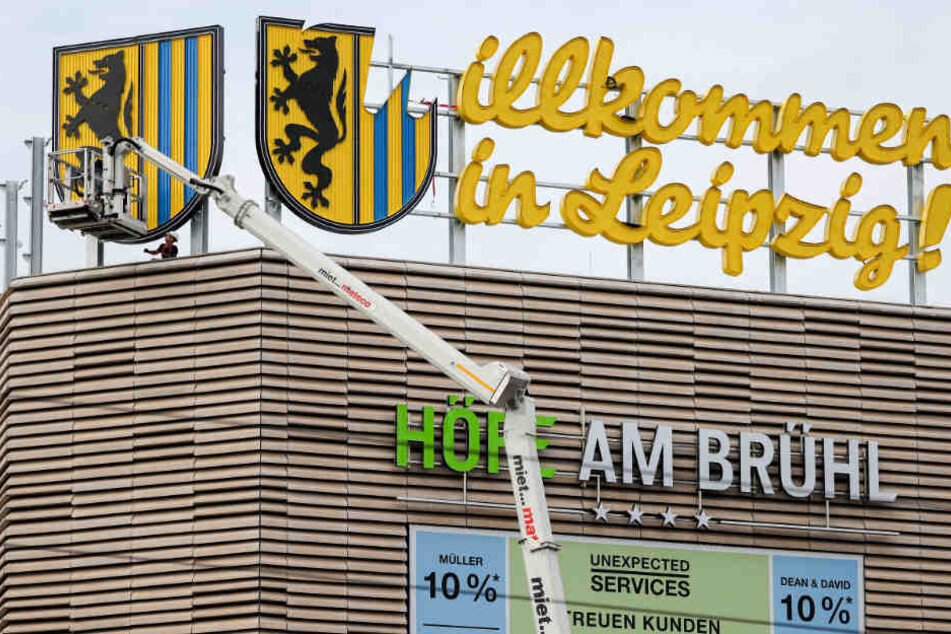 Der erste Schriftzug prangt schon von den "Höfen am Brühl".