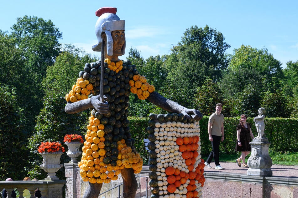 Ein römischer Legionär, gestaltet aus Kürbissen, steht im Barockpark von Schloss Lichtenwalde.