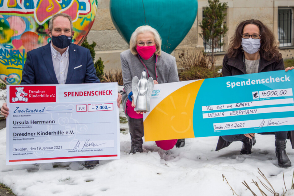 Ursula Herrmann (77, Mitte) übergibt die Spendenschecks an Michael Doerwald (56, Kinderhilfe) und Antje Herrmann (45, Sonnenstrahl).