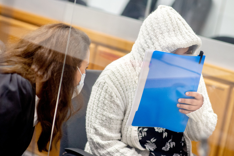 Die Angeklagte (r.) sitzt vor Prozessbeginn mit ihrer Anwältin Seda Basay-Yildiz in einem Saal des Oberlandesgerichts