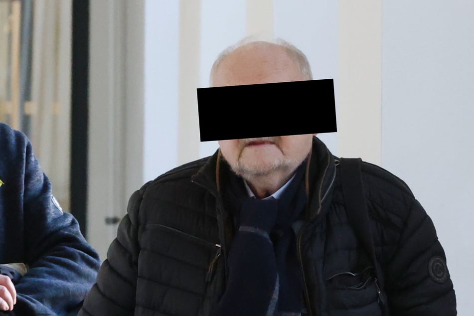 Ex-Bürgermeister Arnd B. (81, SPD) räumte die Fahrerflucht ohne Umschweife ein.