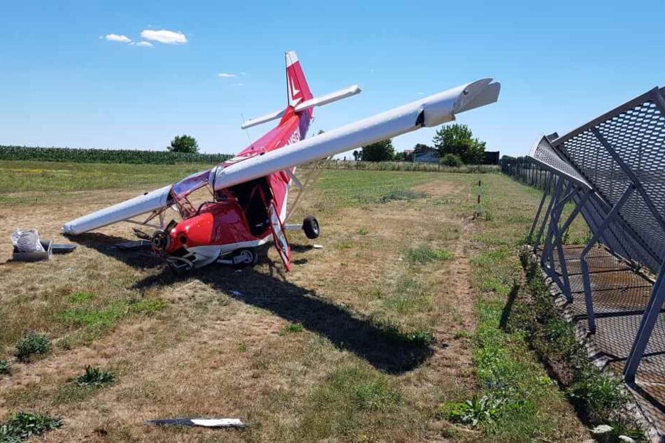 Das Ultraleichtflugzeug hatte beim Landeanflug die Umzäunung des Flugplatzes Magdeburg touchiert und war auf dem Boden aufgeschlagen.