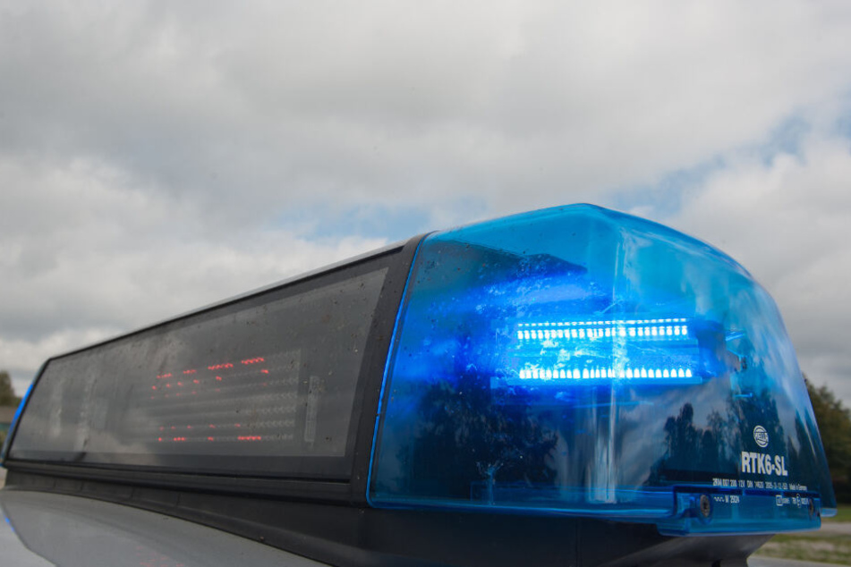Wie die Polizei mitteilt, war ein 800 Kilo schweren Bauteil auf das Bein eines Arbeiters gefallen. (Symbolbild)