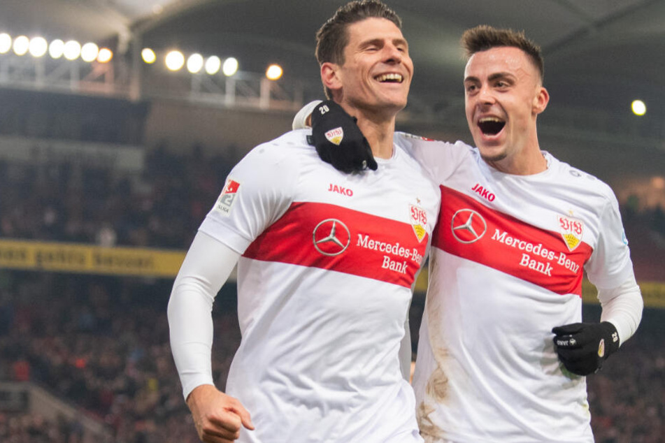 Jubel beim 3:0 für den VfB durch Mario Gomez (l.), mit ihm feiert Philipp Förster.