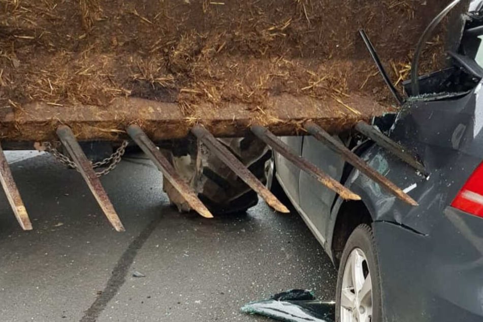 Das Auto wurde von der Mistgabel des Traktors regelrecht durchbohrt.