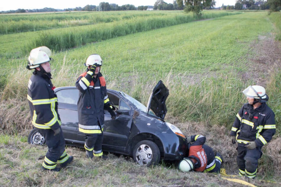 Die Feuerwehr bei den Bergungsarbeiten am Sonntagabend.