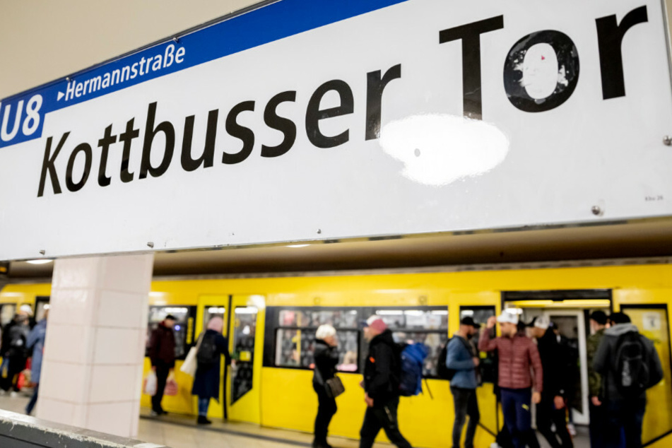 Ein Mann ist Ende Oktober in Berlin-Kreuzberg vor eine U-Bahn gestoßen worden. (Symbolbild)