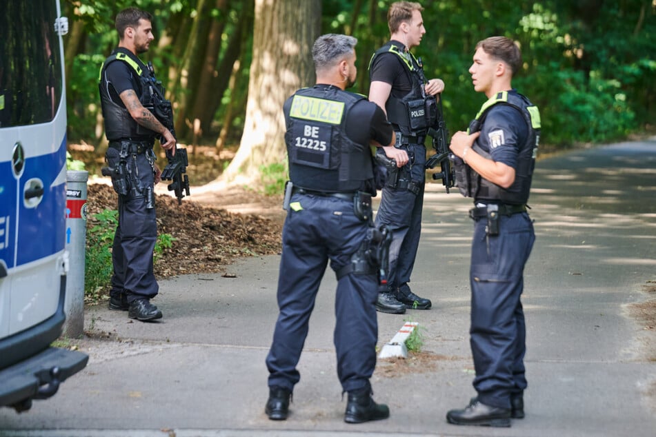 Teils schwer bewaffnete Polizisten durchsuchten die Umgebung nach dem Raubtier.