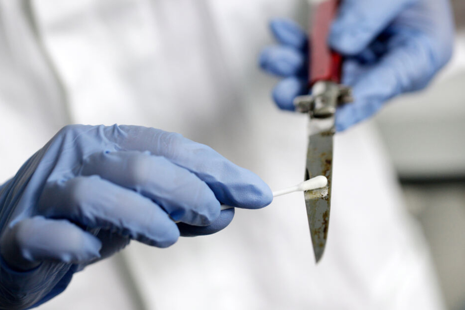 Eine Labormitarbeiterin nimmt im Amtssitz des Landeskriminalamts Nordrhein-Westfalen in Düsseldorf eine DNA-Probe von einem Messer (Archivbild).