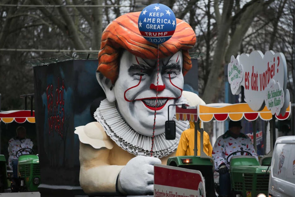 Ein Motivwagen Donald Trump steht auf der Straße vor Beginn des Rosenmontagszugs. Mit den Rosenmontagszügen erreicht der rheinische Straßenkarneval seinen Höhepunkt.
