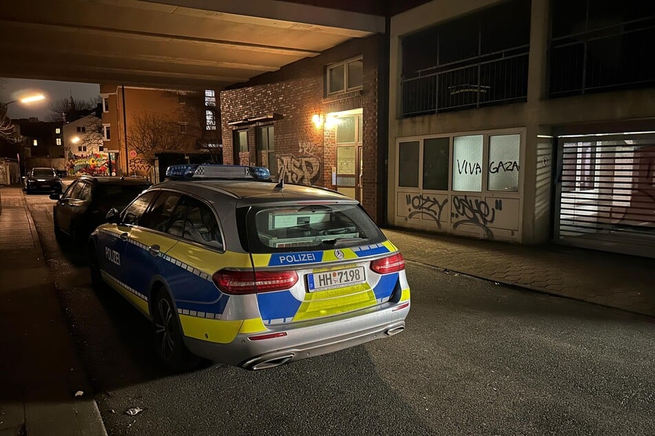 Ein Polizeiauto vor dem betroffenen Mehrfamilienhaus im Piependreiherweg.