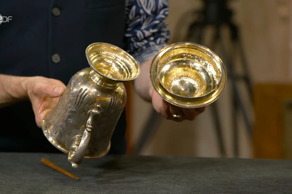 Mitgebracht hat der Tischler eine Nachbildung eines Silber-Pokals.