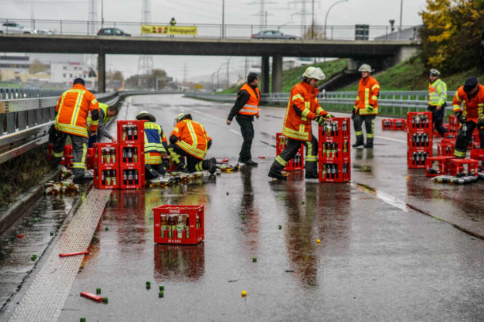 Einsatzkräfte beseitigten die Kisten von der Fahrbahn.