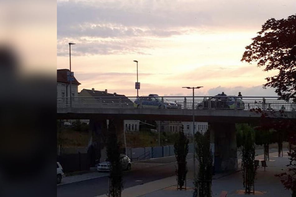 Auf der Brücke Crimmitschauer Straße in Meerane gab es am Sonntagabend einen Polizeieinsatz.