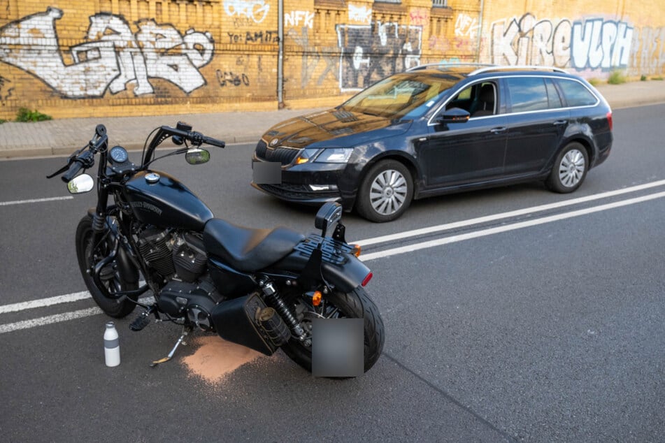 Nach bisherigen Erkenntnissen hatte die Frau einen Skoda touchiert, als sie gerade die Spur wechseln wollte. Dadurch kam sie zu Fall.