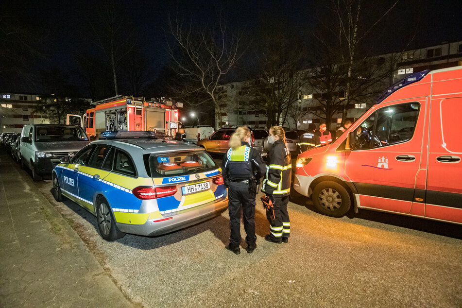 Am Donnerstagabend hat das Jugendamt gemeinsam mit Polizei und Feuerwehr ein vernachlässigtes Baby aus einer Wohnung in Hamburg-Rahlstedt gerettet.