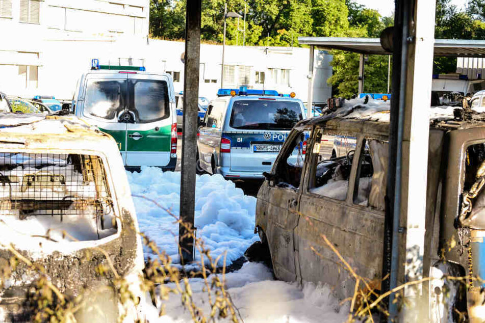 Fünf Autos brannten komplett aus.