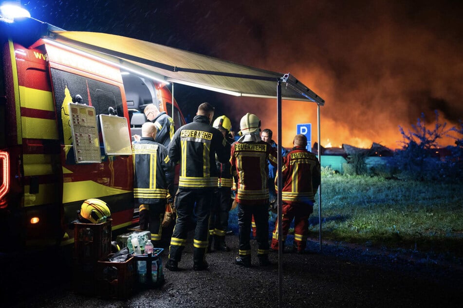 Die Feuerwehr konnte den Brand löschen. Alle Tiere wurden laut Polizei gerettet.