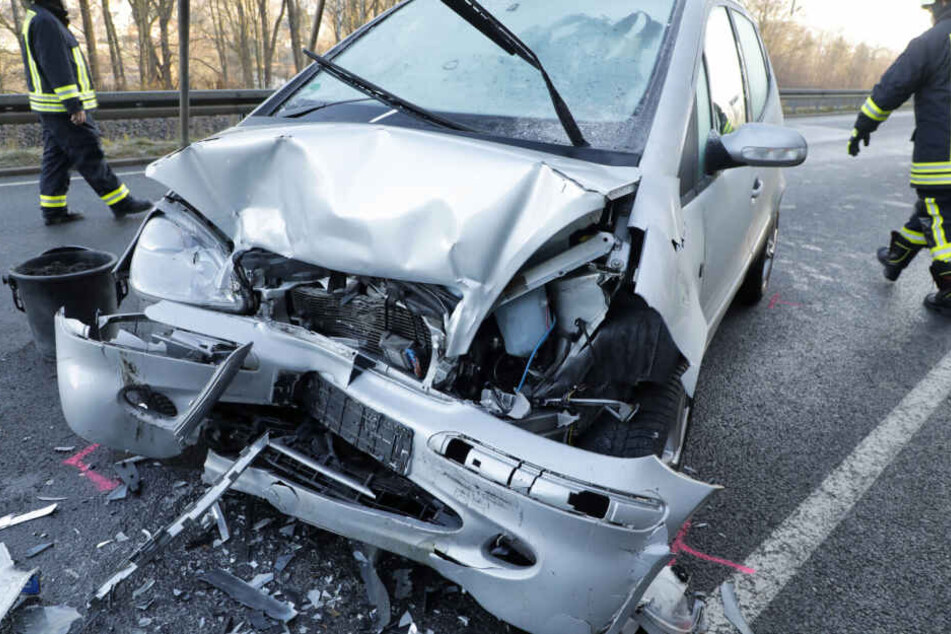 Der Mercedes soll von der Fahrbahn abgekommen sein.