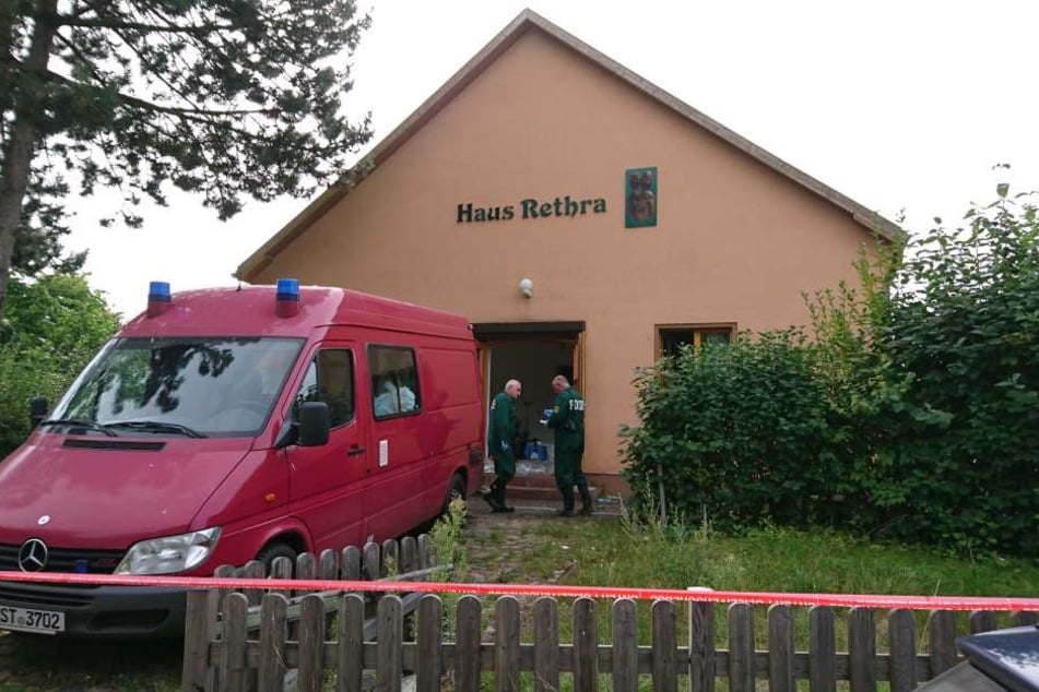 Ermittler bei der Sicherung der Tatortspuren im August 2016 in Alt Rehse (Mecklenburg-Vorpommern). Hier wurde Sarah H. (†32) tot gefunden.