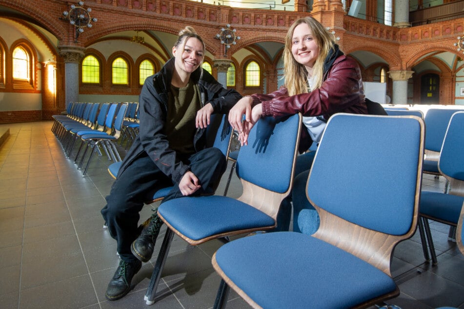 Samira Arnold (25, l.) und Klara Behner (25) vom Avanti Gym organisieren den Kampf.