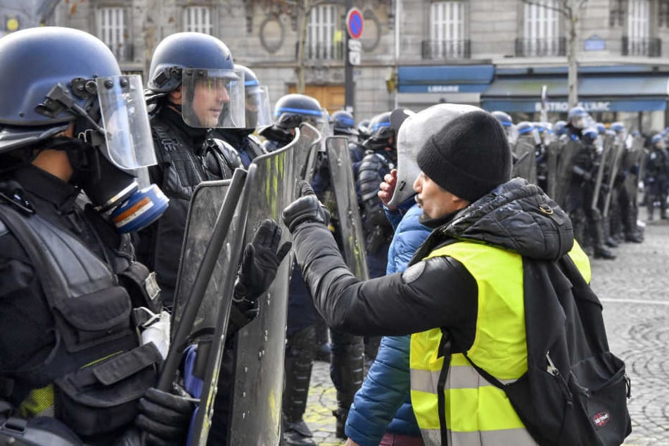 In Paris protestierten nach Behördenangaben 3500 Menschen.