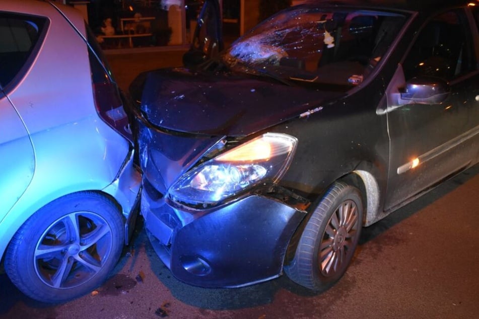 Die Frau krachte mit ihrem Auto in andere abgestellte Fahrzeuge.
