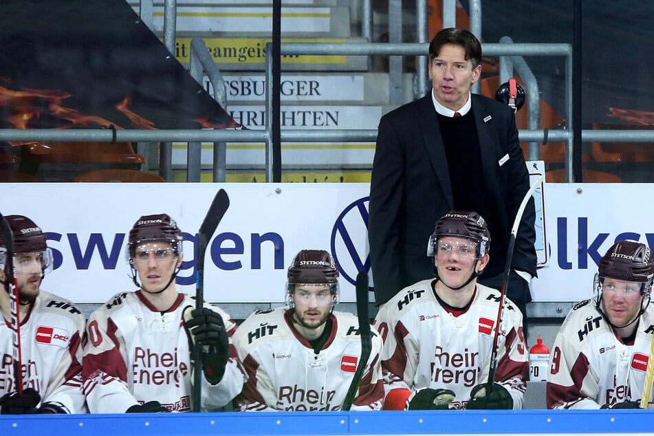 Headcoach Uwe Krupp (55, stehend) und seine Mannschaft sind nach dem Sieg wieder in Schlagdistanz zu den Playoff-Plätzen. (Archivbild)