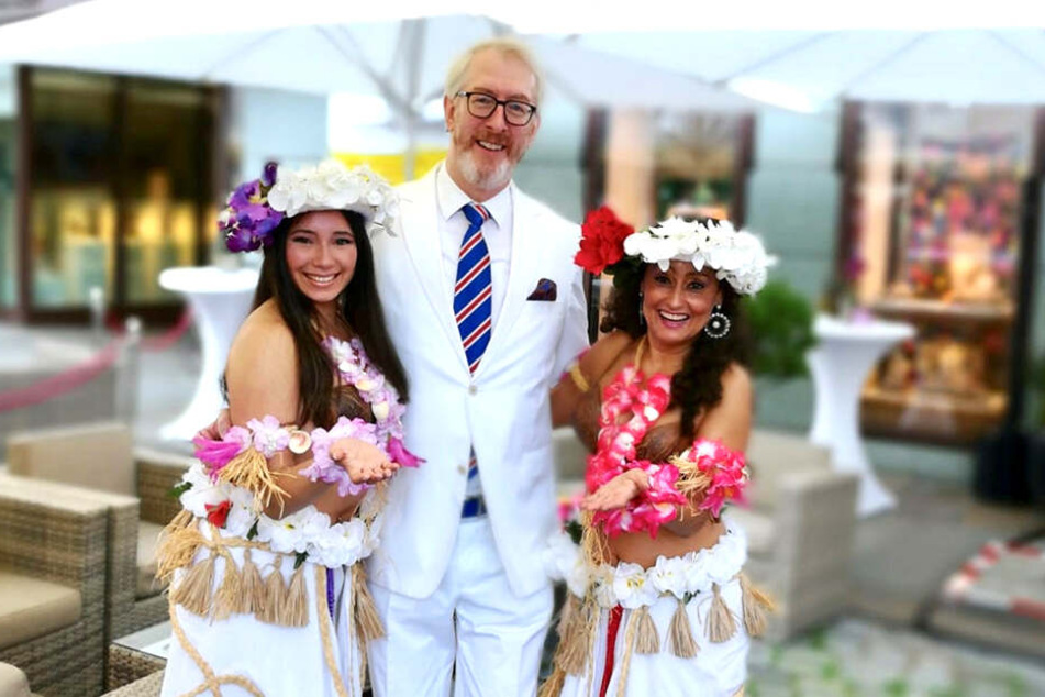 Juwelier Georg Leicht (55) empfing seine Sommerfest-Gäste mit hawaiianischen Tänzerinnen
