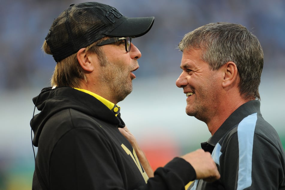 Jürgen Klopp (57, l.) und Friedhelm Funkel (70) kennen sich schon seit vielen Jahren. Hier schäkern sie nach dem Spiel zwischen 1860 München und dem BVB im DFB-Pokal 2013. (Archivfoto)