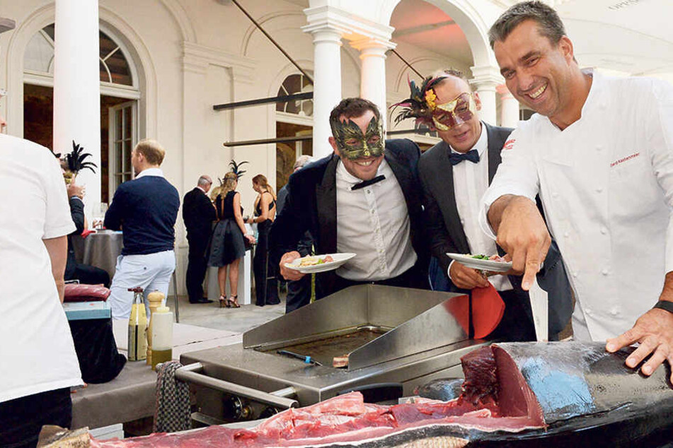 Hausherr Gerd Kastenmeier (49) schneidet für seine Gäste frische Häppchen vom Thunfisch ab.