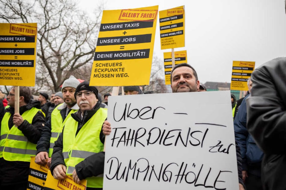 Taxifahrer klagen über Dienstleister wie Uber.