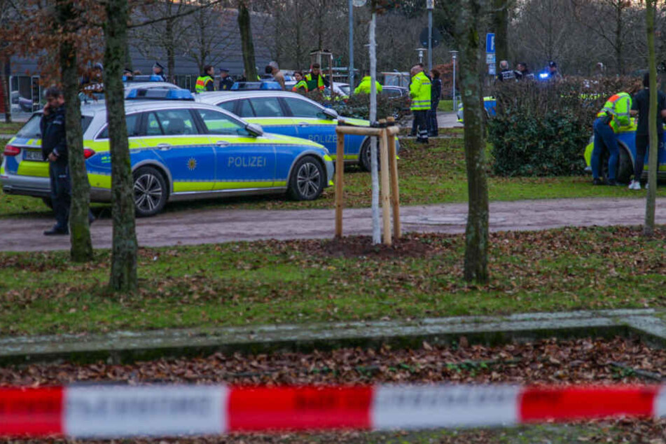 Polizeiautos hinter Absperrband.