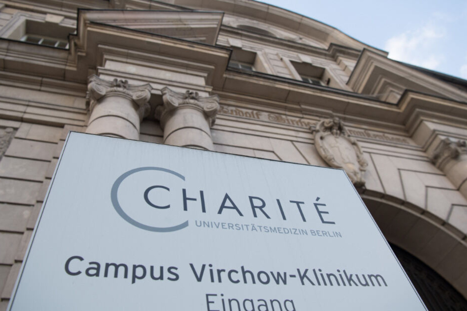 Blick auf den Eingang des Virchow-Klinikums in Berlin-Wedding. In Berlin gibt es bereits sechs Coronavirus-Infizierte.