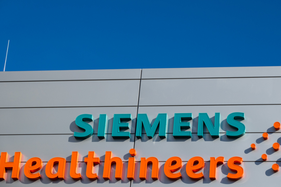 Logos und Schriftzüge am Hauptquartier des Medizintechnikkonzerns Siemens Healthineers (Archivbild). 