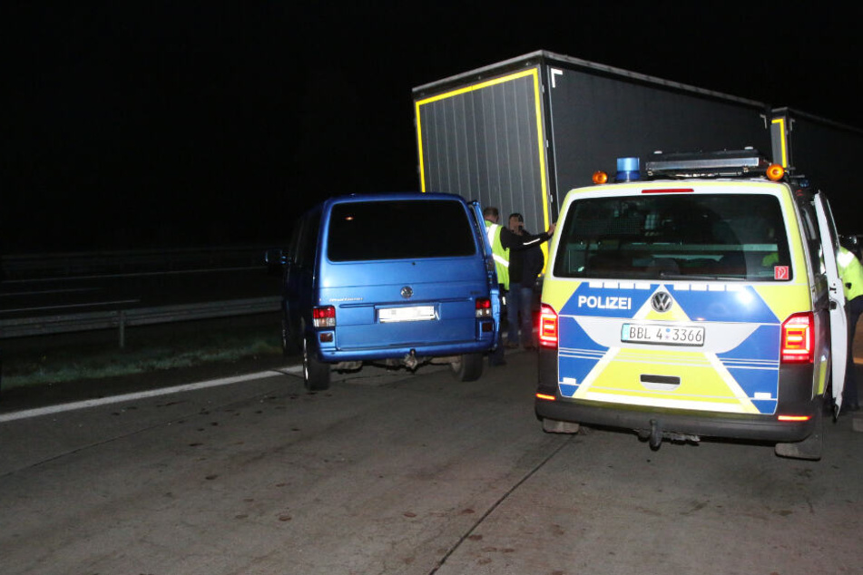 Blutspuren sind auf dem Asphalt zusehen.