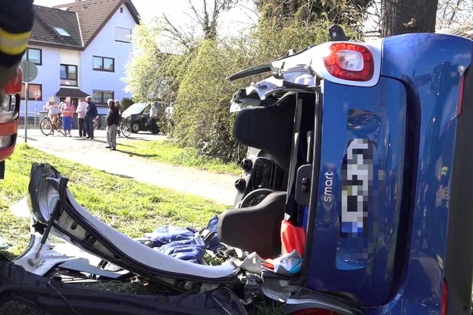 Die Feuerwehr schnitt das Dach des Smart ab, um die Verletzten zu bergen.