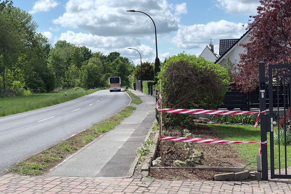 Von dem Zaun war am Montag nur noch das Tor übrig: An dieser Stelle ist der 25-Jährige am Sonntag mit seinem Nissa verunglückt.
