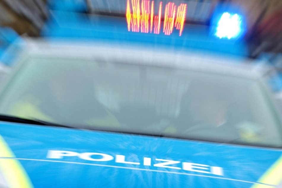 Infolge des Crashs auf der B43 in Südhessen musste sich die Polizei mit mehreren rücksichtslosen Autofahrern und dreisten Gaffern auseinandersetzen. (Symbolbild)