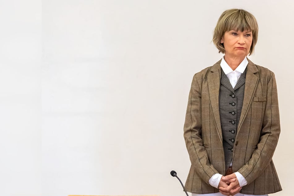 Das Rathaus muss sich auch in der Übergangsphase zwischen Kommunalwahl und Konstituierung mit Ratsanfragen auseinandersetzen. Ob und in welchem Umfang geantwortet werden soll, entscheidet laut Landesdirektion OB Barbara Ludwig (57, SPD).