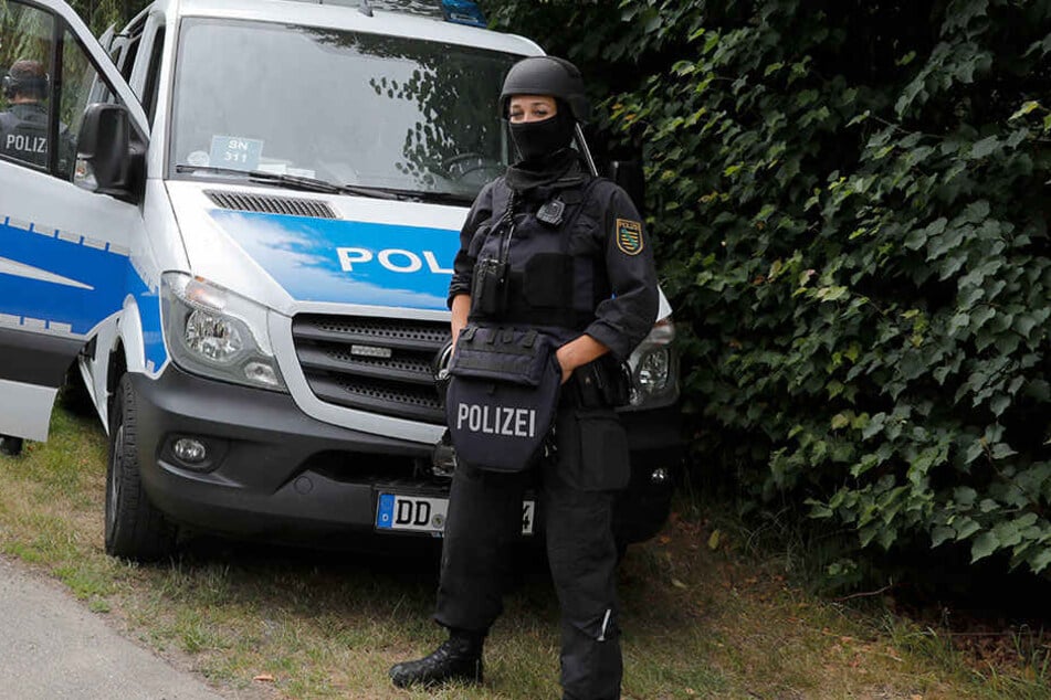 Schwer bewaffnete Polizisten sichern seit Sonntag die Umgebung des Wohnhauses der bedrohten Familie. Nach dem irren Stalker wird verzweifelt gesucht